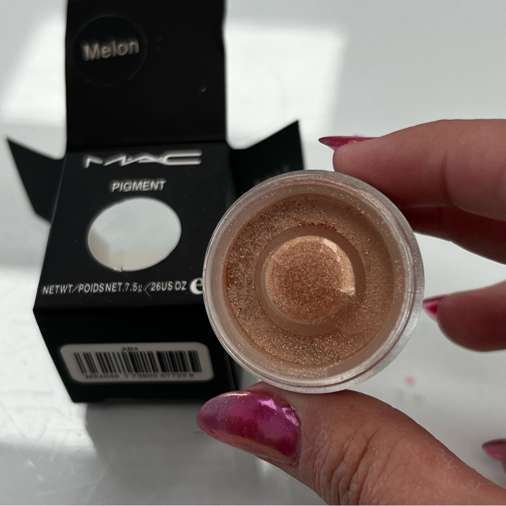 MAC Cosmetics Eyeshadow Pigment — Melon - Picture 2 of 2